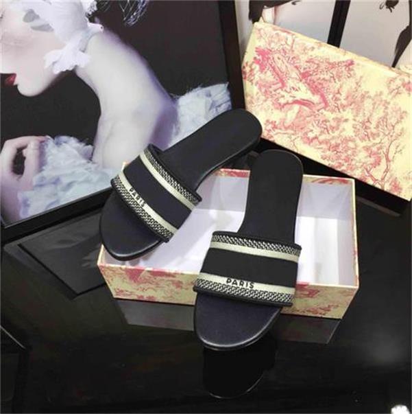 Women Slippers Classics Paris Fahsion Summer Girls Beach Slides Black White Red Flip Flops Floral brocade Gear bottoms Sandals
Women Slippers Classics Paris Fahsion Summer Girls Beach Slides Black White Red Flip Flops Floral brocade Gear bottoms Sandals
