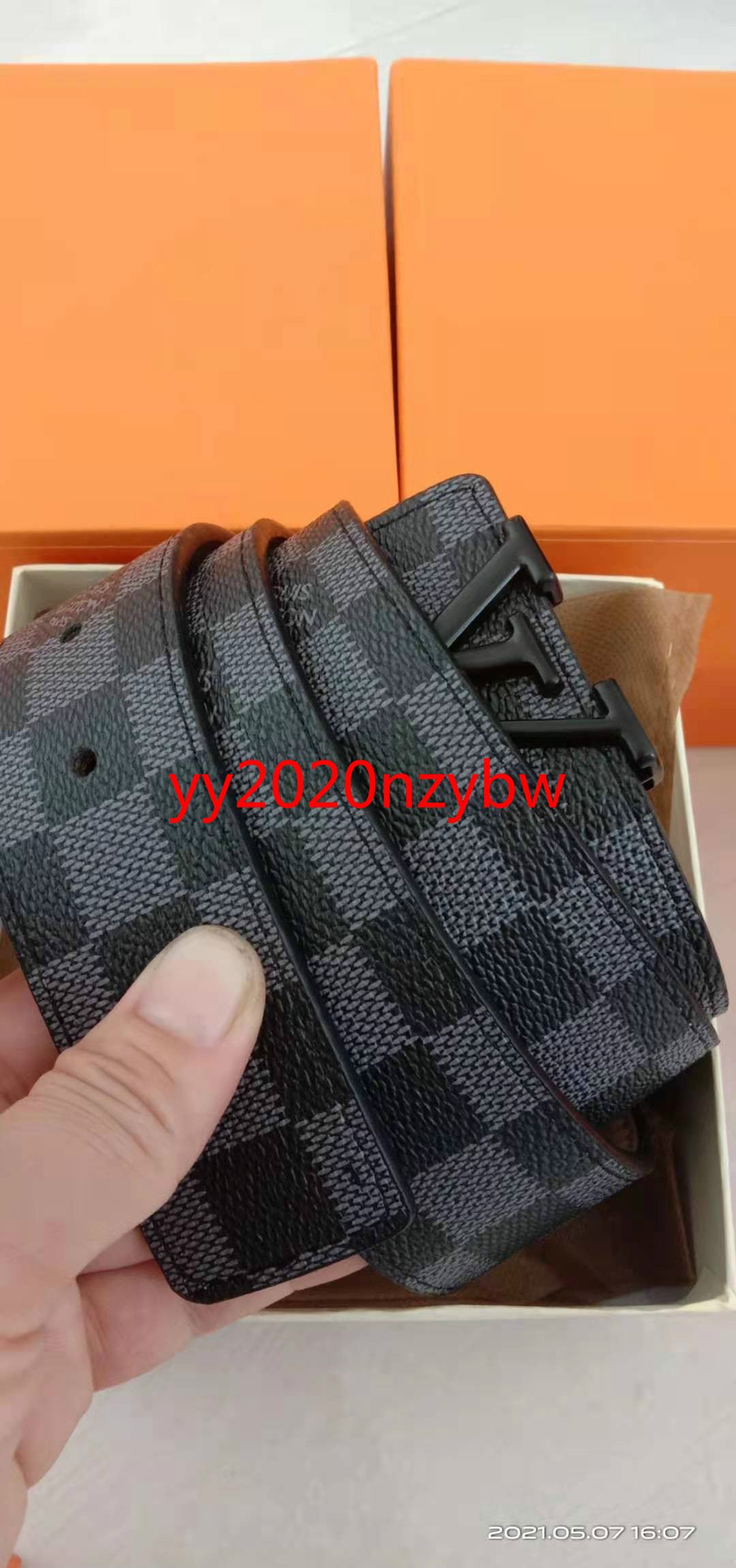 2022 Fashion Big Letter L buckle genuine leather belt no box designer V men women high quality mens belts 21198569
2022 Fashion Big Letter L buckle genuine leather belt no box designer V men women high quality mens belts 21198569