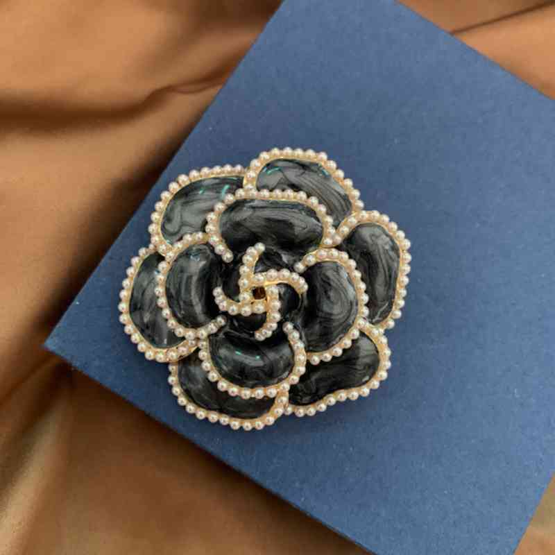 Fixed Clothing Female Simple Graphic Suit Accessories High-grade Camellia Shape Pearl Decorated Brooch
Fixed Clothing Female Simple Graphic Suit Accessories High-grade Camellia Shape Pearl Decorated Brooch
