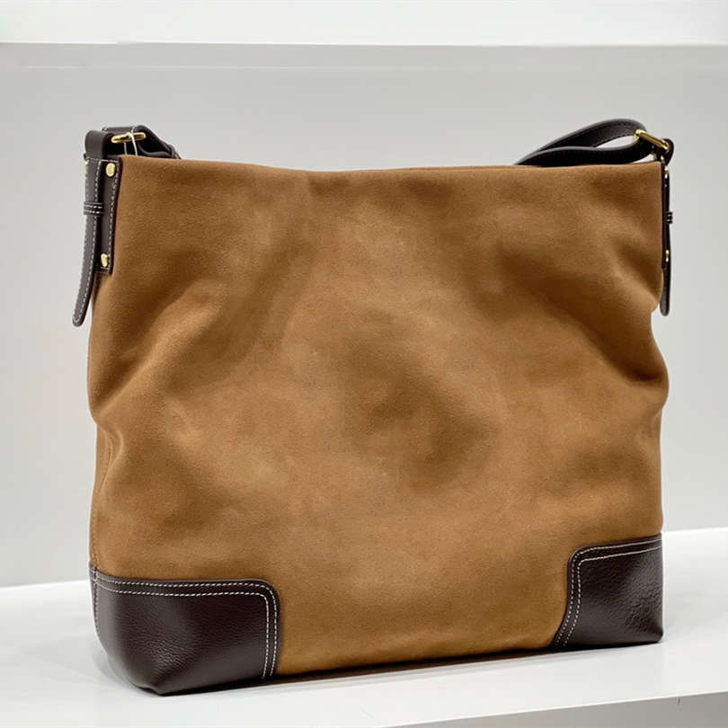 2021 brand luxury shopping bag handbag designer suede leather tote large-capacity low used bag, Contact us to see more
2021 brand luxury shopping bag handbag designer suede leather tote large-capacity low used bag, Contact us to see more