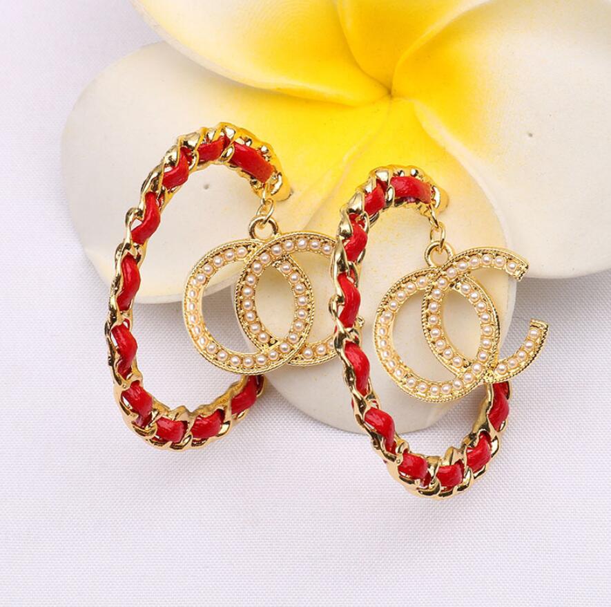 18K Gold Plated Designer Letter Stud Earrings Luxury Brand Women Leather Ear Loop 925 Silver Rhinestone Pearl Dangle Earring for Wedding Jewerlry Accessories
18K Gold Plated Designer Letter Stud Earrings Luxury Brand Women Leather Ear Loop 925 Silver Rhinestone Pearl Dangle Earring for Wedding Jewerlry Accessories
