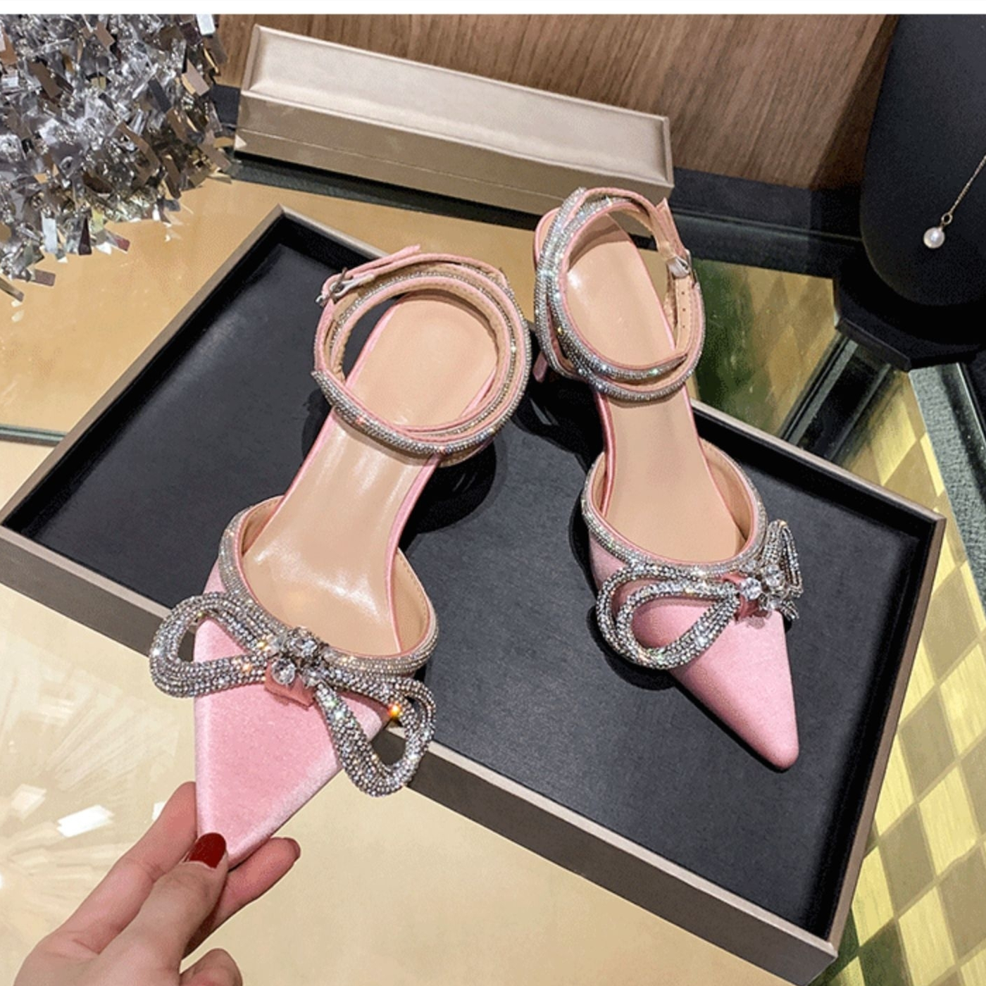 High Heels Woman Pumps Diamond Shoes Crystal Bowknot Satin New Fashion Designe Lady Girls Wedding Dress Shoes For Femal 2021
High Heels Woman Pumps Diamond Shoes Crystal Bowknot Satin New Fashion Designe Lady Girls Wedding Dress Shoes For Femal 2021