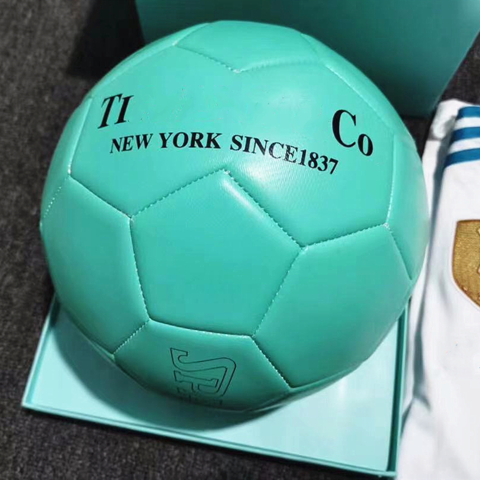 Tif fa ny & c o . Louis Vutton Spalding Co signed Soccer football ball Leather son Final KYIV size 5 granules slip resistant PU Sewing Match Training outdoor box
Tif fa ny & c o . Louis Vutton Spalding Co signed Soccer football ball Leather son Final KYIV size 5 granules slip resistant PU Sewing Match Training outdoor box