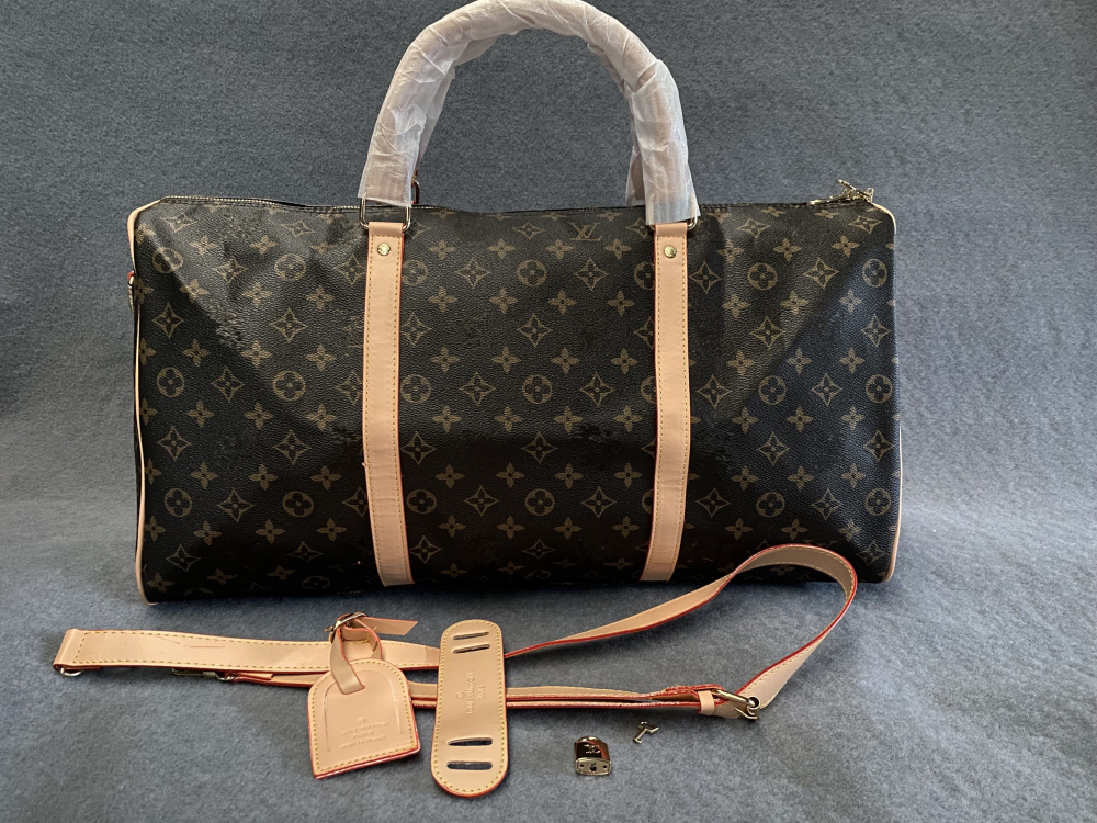 LVLOUISVITTON VUTTON Designer Handbag 55cm Duffle Man Travel Bag Men's Duffel Backpack Outdoor Luggage Bag Male Messenger Bags
LVLOUISVITTON VUTTON Designer Handbag 55cm Duffle Man Travel Bag Men's Duffel Backpack Outdoor Luggage Bag Male Messenger Bags