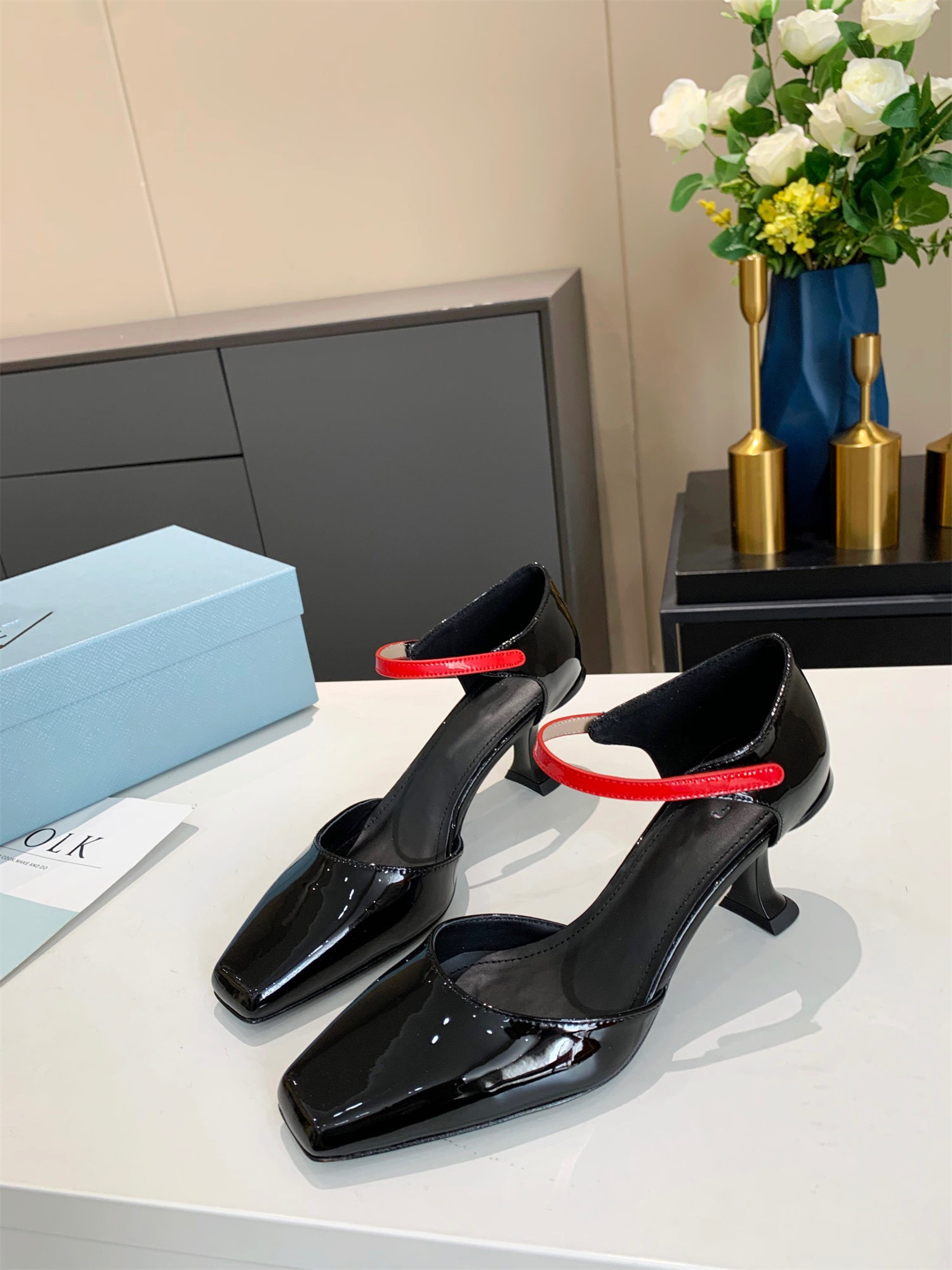 2021 spring and summer sandals bright face color matching square head side high heels female stiletto buckle leather single shoe, Black
2021 spring and summer sandals bright face color matching square head side high heels female stiletto buckle leather single shoe, Black