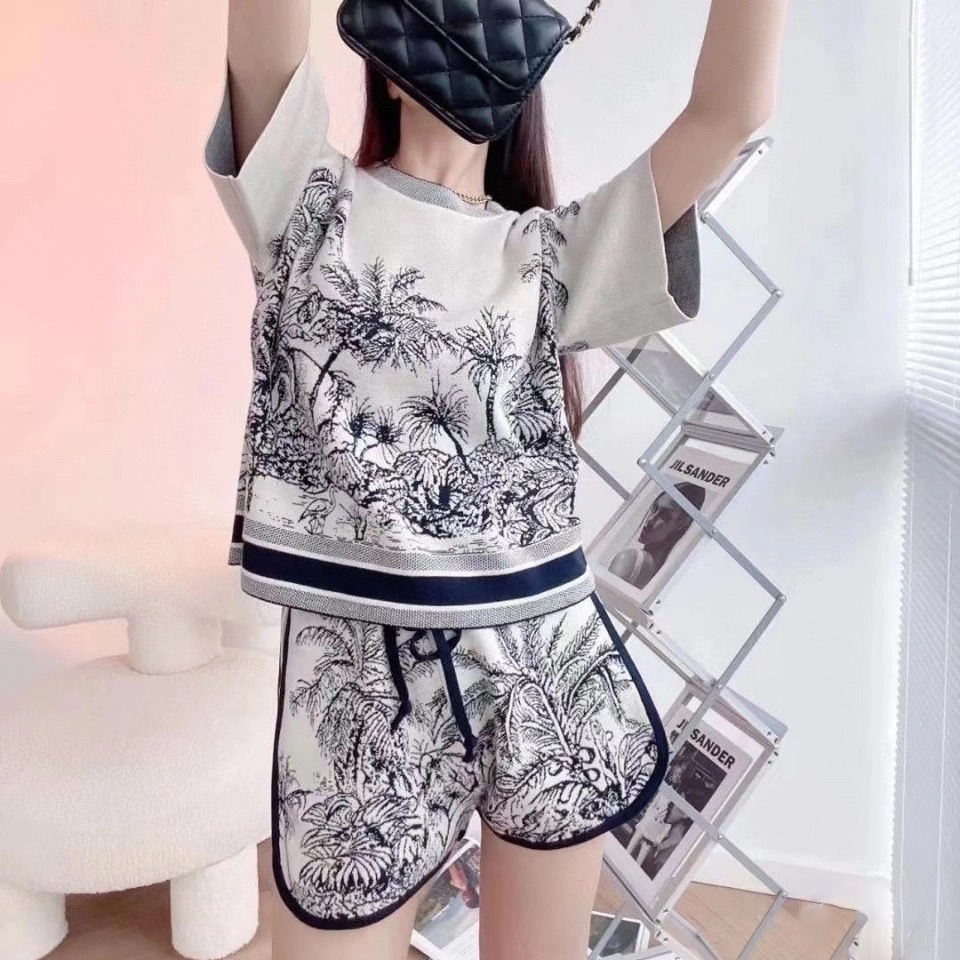 Women's Tracksuits palm jacquard short sleeve set Ladies high quality casual knitwear two pieces, Gray
Women's Tracksuits palm jacquard short sleeve set Ladies high quality casual knitwear two pieces, Gray