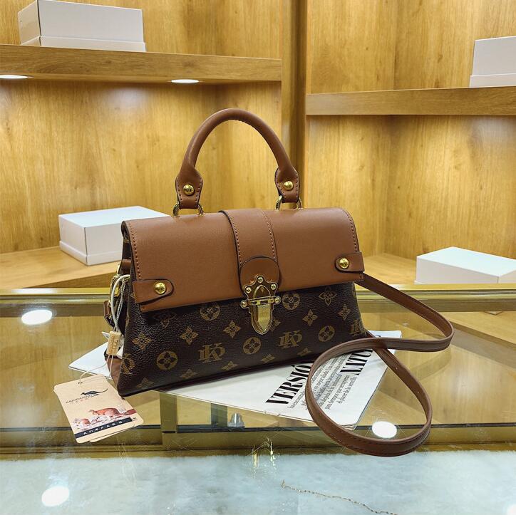 Wholesale factory ladies shoulder bags simple and elegant printed handbag street personalized rivet backpack European and American popular striped postman bag, Black21-12212
Wholesale factory ladies shoulder bags simple and elegant printed handbag street personalized rivet backpack European and American popular striped postman bag, Black21-12212
