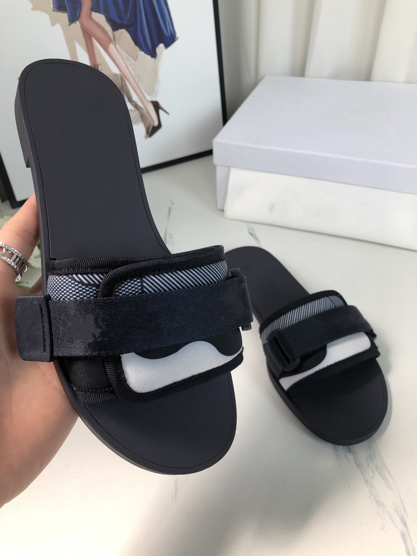 Luxury Designer Sandals Leather platform small fragrance Roman Sexy slippers female summer Joker flat bottom hook and loop shoes, Black
Luxury Designer Sandals Leather platform small fragrance Roman Sexy slippers female summer Joker flat bottom hook and loop shoes, Black