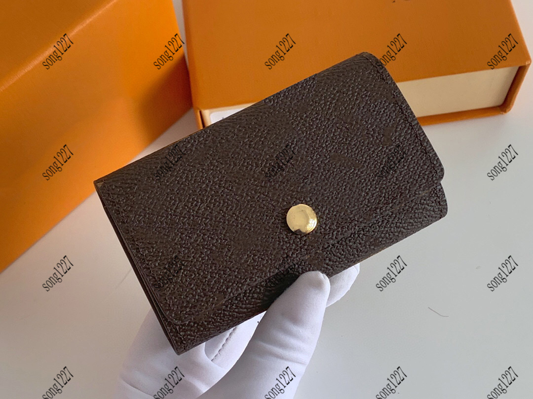 Luxurys Designers Bags 62 Key case with six keys 630 Small and exquisite Immortal classic style extremely practical functional design, Gift bag
Luxurys Designers Bags 62 Key case with six keys 630 Small and exquisite Immortal classic style extremely practical functional design, Gift bag