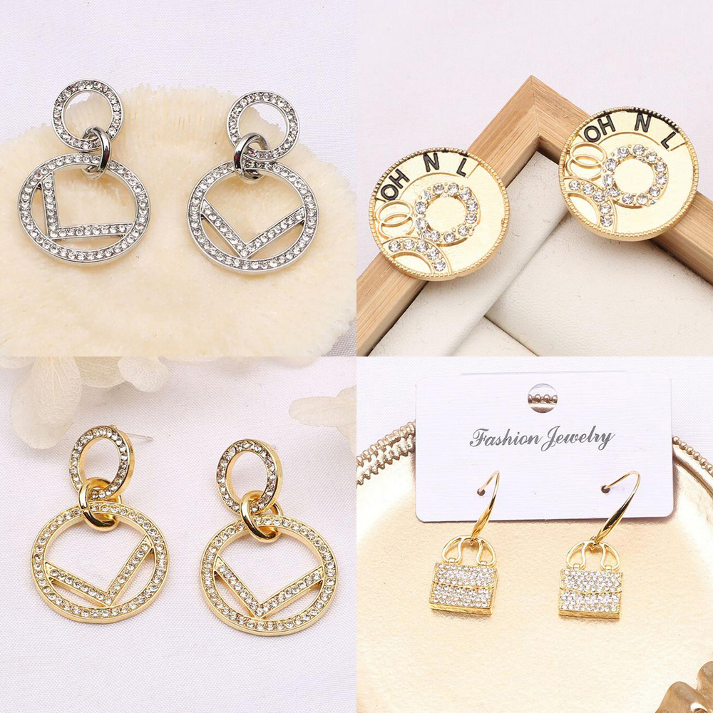 18K Gold Plated Luxury Brand Designers Double Letters Stud D Geometric Exaggerate Classic Famous Women Crystal Rhinestone Pearl Earring Wedding Party Jewerlry
18K Gold Plated Luxury Brand Designers Double Letters Stud D Geometric Exaggerate Classic Famous Women Crystal Rhinestone Pearl Earring Wedding Party Jewerlry