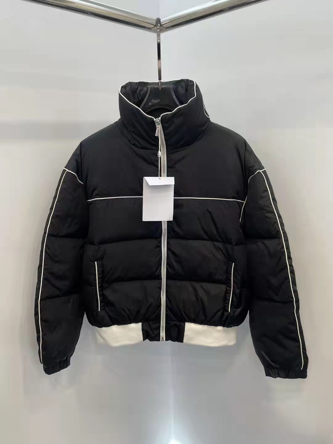 2021 women's fashion down jacket winter letter print black and white versatile high-quality windproof warm Outerwear & Coats high-end design clothing, Leopard print
2021 women's fashion down jacket winter letter print black and white versatile high-quality windproof warm Outerwear & Coats high-end design clothing, Leopard print