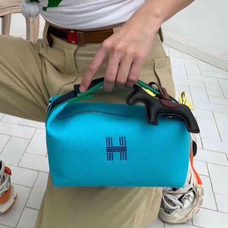 h Tide Pillow Portable Lunch Box Armpit Single Shoulder Messenger Hand Carrying Women's Fashion Home Dog Walking Bag Canvas
h Tide Pillow Portable Lunch Box Armpit Single Shoulder Messenger Hand Carrying Women's Fashion Home Dog Walking Bag Canvas