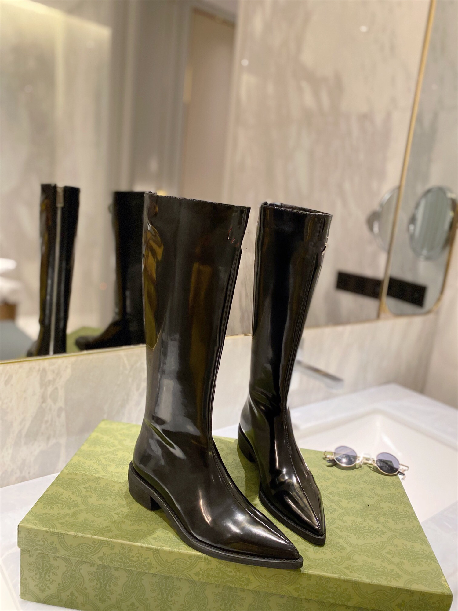 2022 Designer Luxury Women Knee Boots Top Quality Leather Pointed Toe Platform Rain Boots Back Zipper Black Beige Casual Shoes With Box
2022 Designer Luxury Women Knee Boots Top Quality Leather Pointed Toe Platform Rain Boots Back Zipper Black Beige Casual Shoes With Box