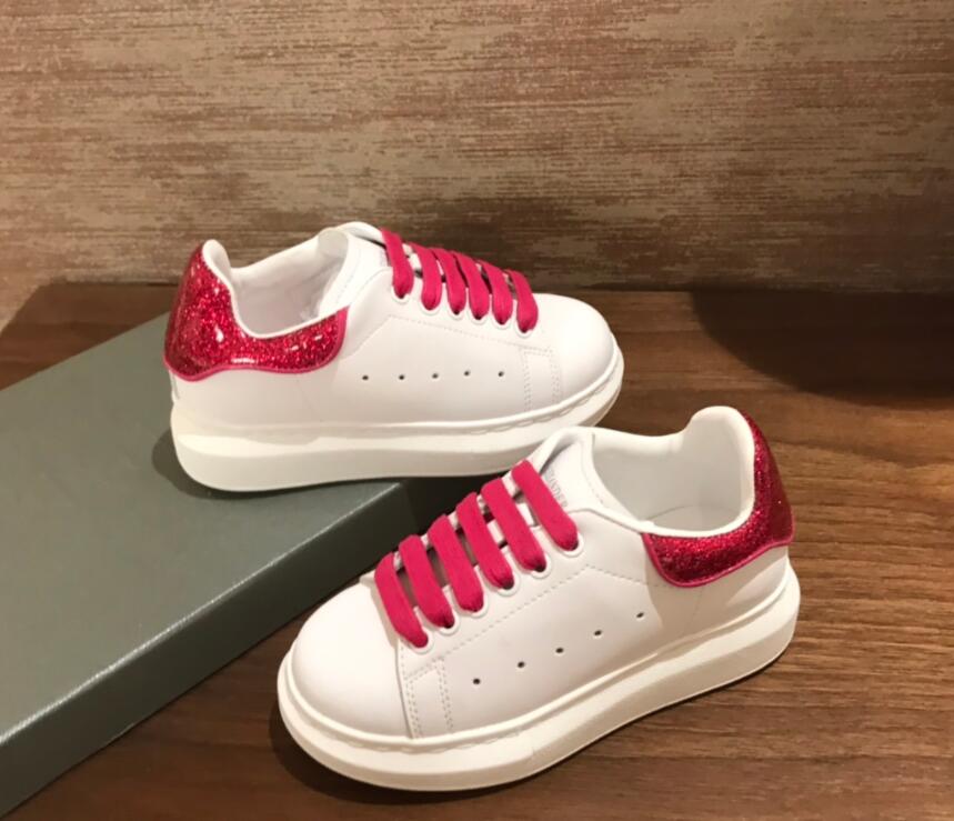 Kids Boys Girls MQ White Sneakers Luxurys Designers Fashion Loafers Children Flats Casual Solid Shoe Leather Shoes with Box
Kids Boys Girls MQ White Sneakers Luxurys Designers Fashion Loafers Children Flats Casual Solid Shoe Leather Shoes with Box
