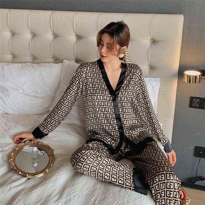 JULY'S SONG Pajamas Set Women Stain Spring Summer Sleepwear Retro Luxury Ice Silk 2 Pieces Letter Printing Long-sleeved Homewear 211109, Color04
JULY'S SONG Pajamas Set Women Stain Spring Summer Sleepwear Retro Luxury Ice Silk 2 Pieces Letter Printing Long-sleeved Homewear 211109, Color04