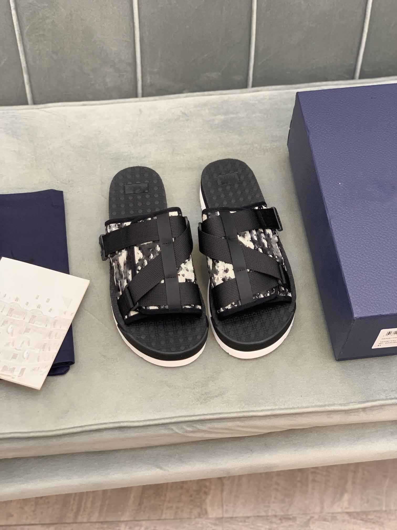 Luxury Designer Black Alpha Sandal in Oblique Jacquard Slippers Fashion Summer Men Slipper Nylon Bands Sandy Beach Sandals Loafer, Don't buy it
Luxury Designer Black Alpha Sandal in Oblique Jacquard Slippers Fashion Summer Men Slipper Nylon Bands Sandy Beach Sandals Loafer, Don't buy it
