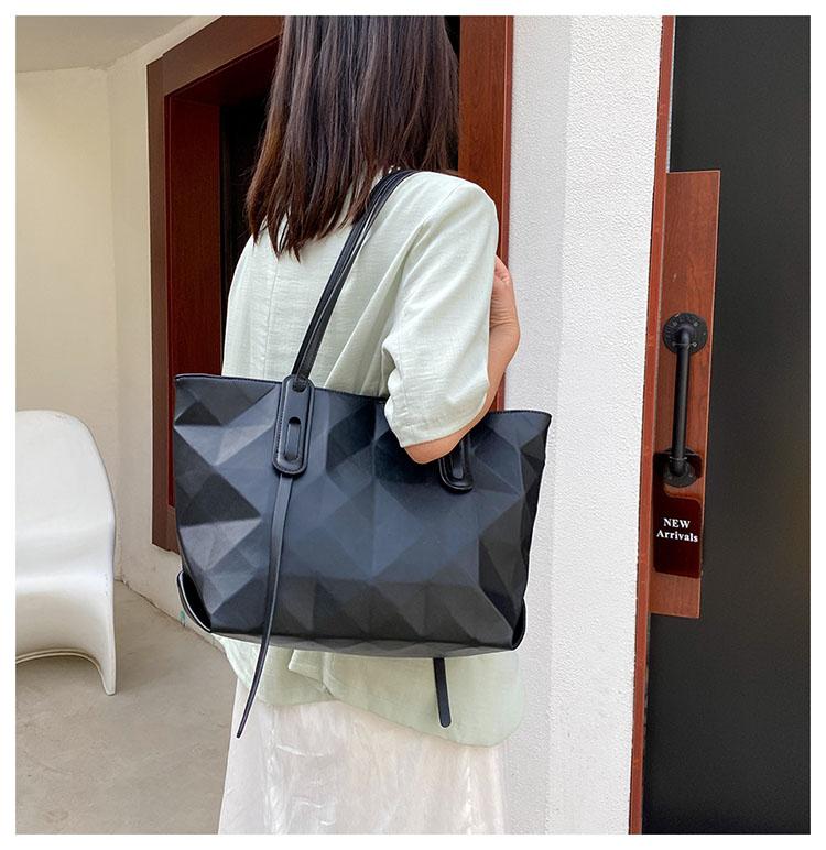 Evening Bags 2021 Women Geometry Bag Rainbow Quilted Plain Folding Diamond Tote Luxury Leather For Girls 3Colors High Quality, Black
Evening Bags 2021 Women Geometry Bag Rainbow Quilted Plain Folding Diamond Tote Luxury Leather For Girls 3Colors High Quality, Black