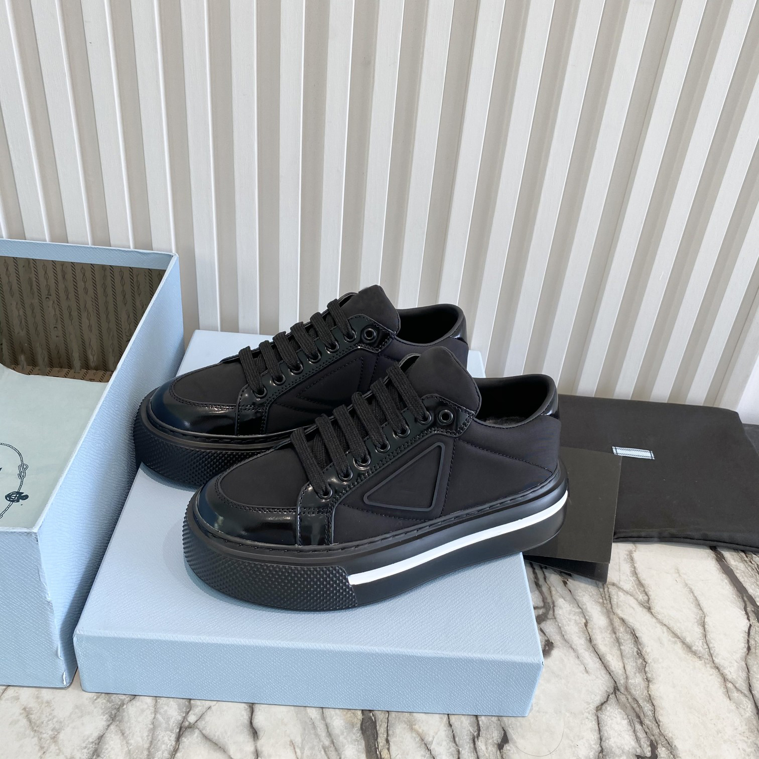 2021 New Recycled Nylon and Glossy Leather Casual Shoes Fashionable Comfortable Breathable Size 35-40 with Box Poker_star
2021 New Recycled Nylon and Glossy Leather Casual Shoes Fashionable Comfortable Breathable Size 35-40 with Box Poker_star