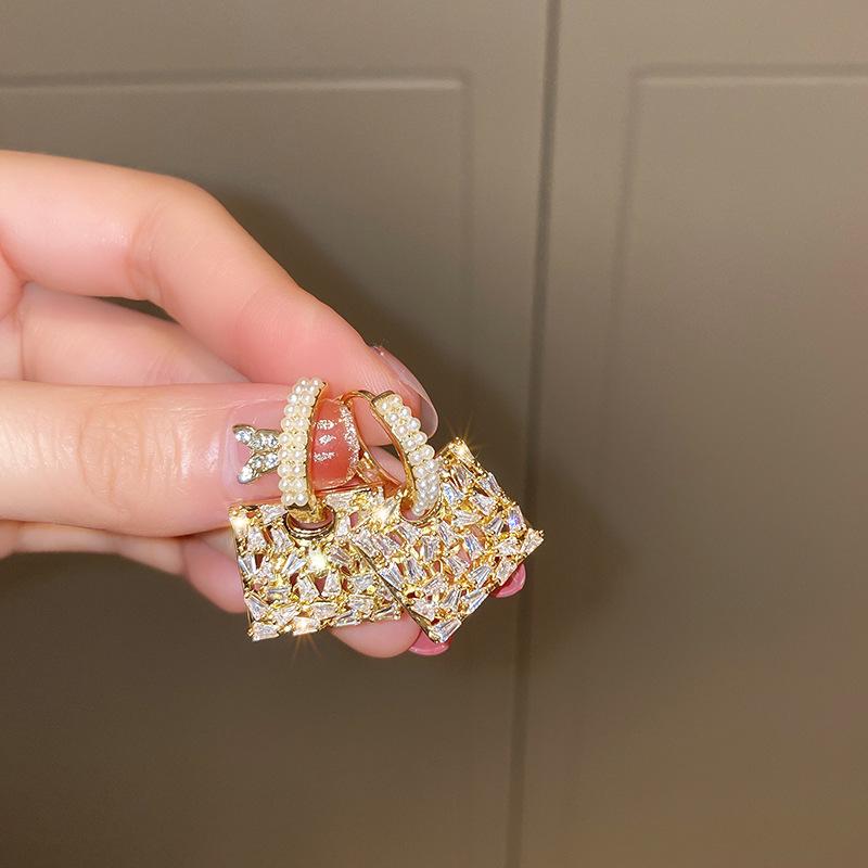 Dangle & Chandelier Trend Female Personality Exquisite Rhinestones Imitation Pearl Bag Earrings Jewelry Korean Fashion Graceful Women's Acce
Dangle & Chandelier Trend Female Personality Exquisite Rhinestones Imitation Pearl Bag Earrings Jewelry Korean Fashion Graceful Women's Acce