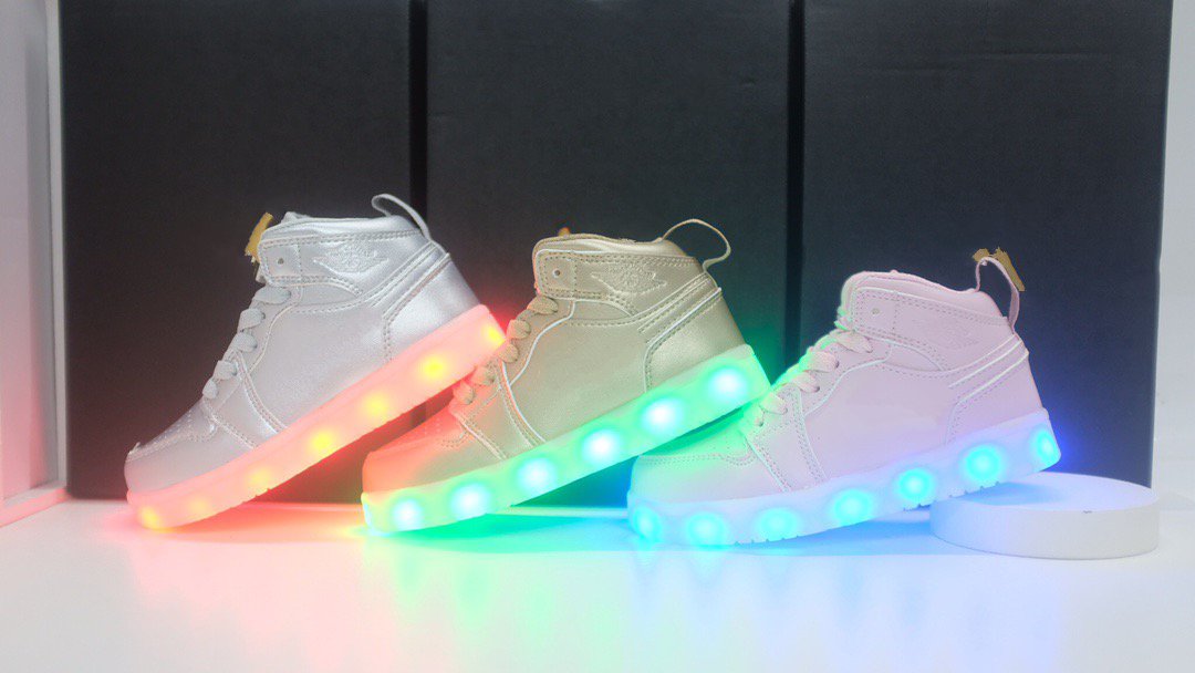 Kids Baby Designers Led Light Up Shoes Girls Boys Socks Speed Breathable Sneakers Wear-resistant Children Luminous, Black;red
Kids Baby Designers Led Light Up Shoes Girls Boys Socks Speed Breathable Sneakers Wear-resistant Children Luminous, Black;red
