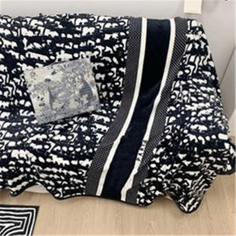 High Quality Home Blankets Fashion lovers shawl Travel blanket Letter Printed Men Women sofa Quilt
High Quality Home Blankets Fashion lovers shawl Travel blanket Letter Printed Men Women sofa Quilt
