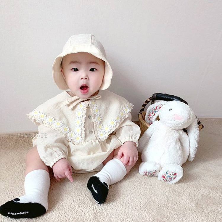 Korean style baby girls cute daisy embroidery big turn-down collar bodysuits with cap Infants cotton birthday coveralls 210508