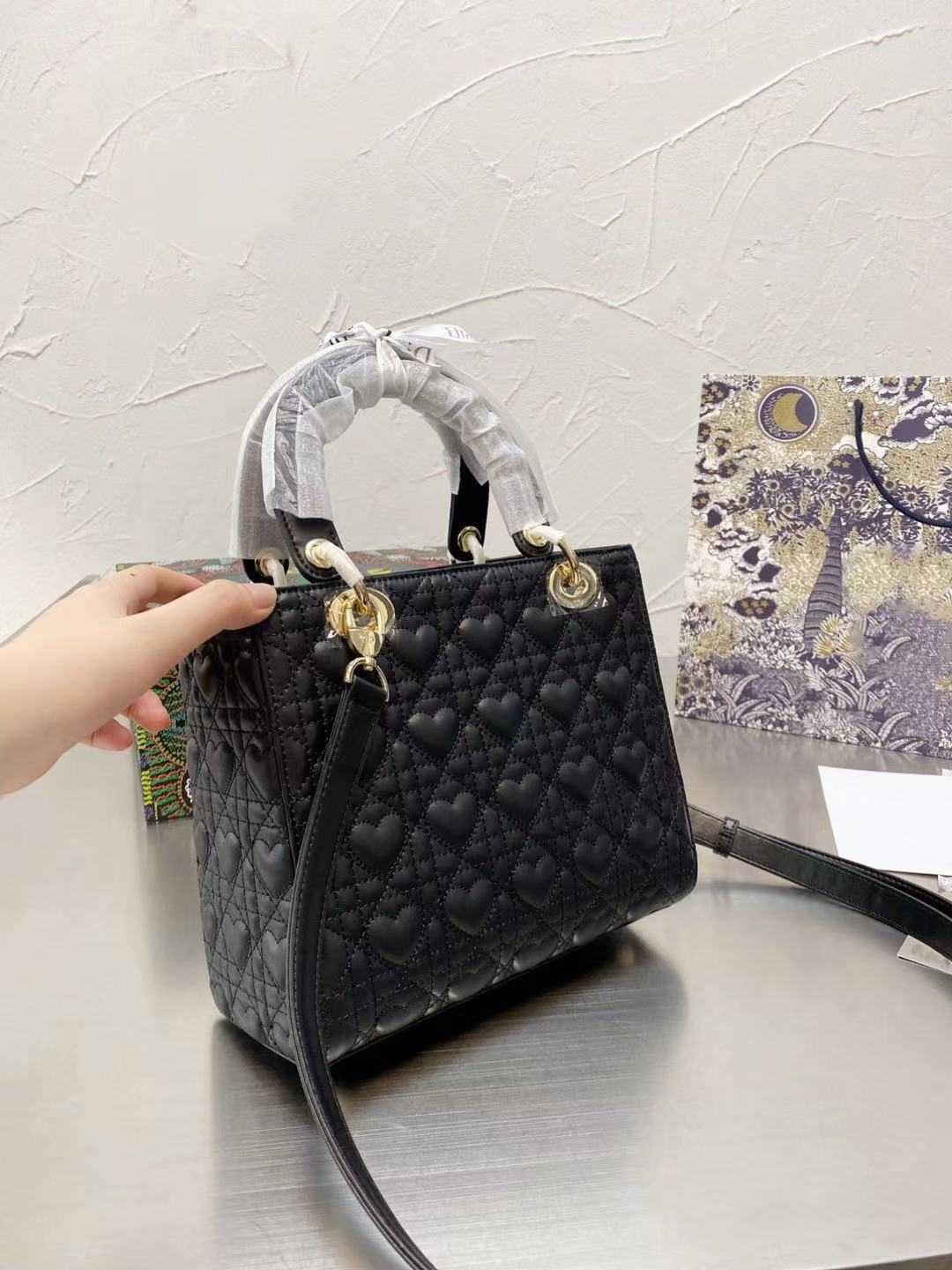 CLASSIC FLOWER 2021 fashion designer bag High-quality lseather latest chaise handbag all-match solid color one-shoulder messenger letter pendant bags, Box
CLASSIC FLOWER 2021 fashion designer bag High-quality lseather latest chaise handbag all-match solid color one-shoulder messenger letter pendant bags, Box