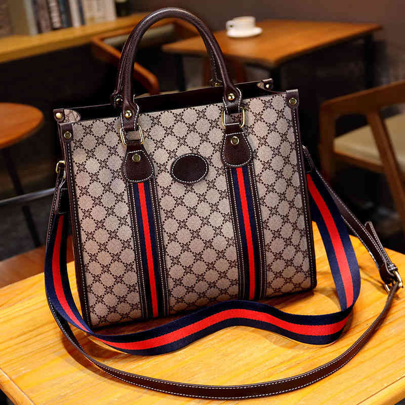 2022 Factory Wholesale Brand leather women's autumn and winter messenger versatile high-capacity Tote Handbag One Shoulder Bag Fashion, Sky blue
2022 Factory Wholesale Brand leather women's autumn and winter messenger versatile high-capacity Tote Handbag One Shoulder Bag Fashion, Sky blue