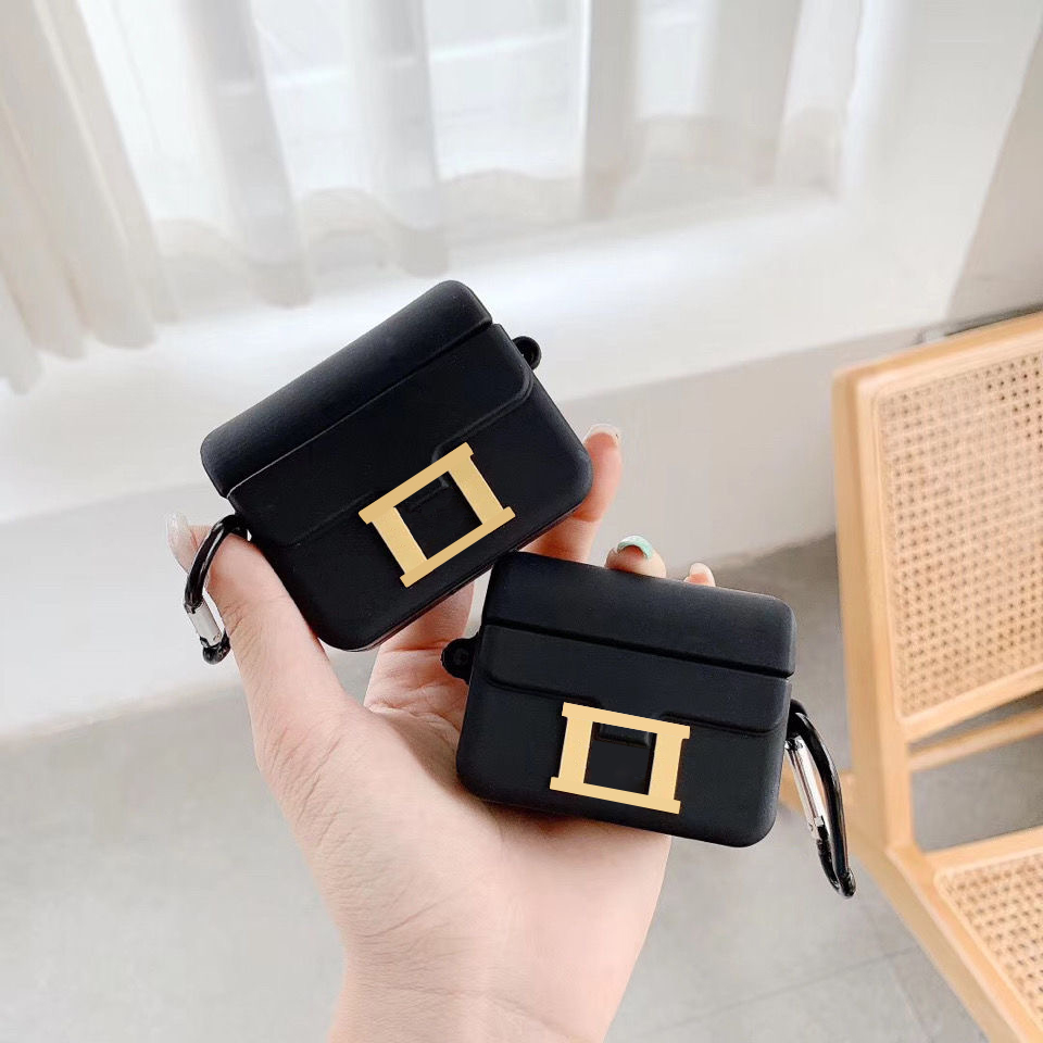 Designers Airpods pro 1 2 / 3 Luxurys Airpod cases fashion Black classic simplicity high quality Bluetooth earphones protection package very nice
Designers Airpods pro 1 2 / 3 Luxurys Airpod cases fashion Black classic simplicity high quality Bluetooth earphones protection package very nice