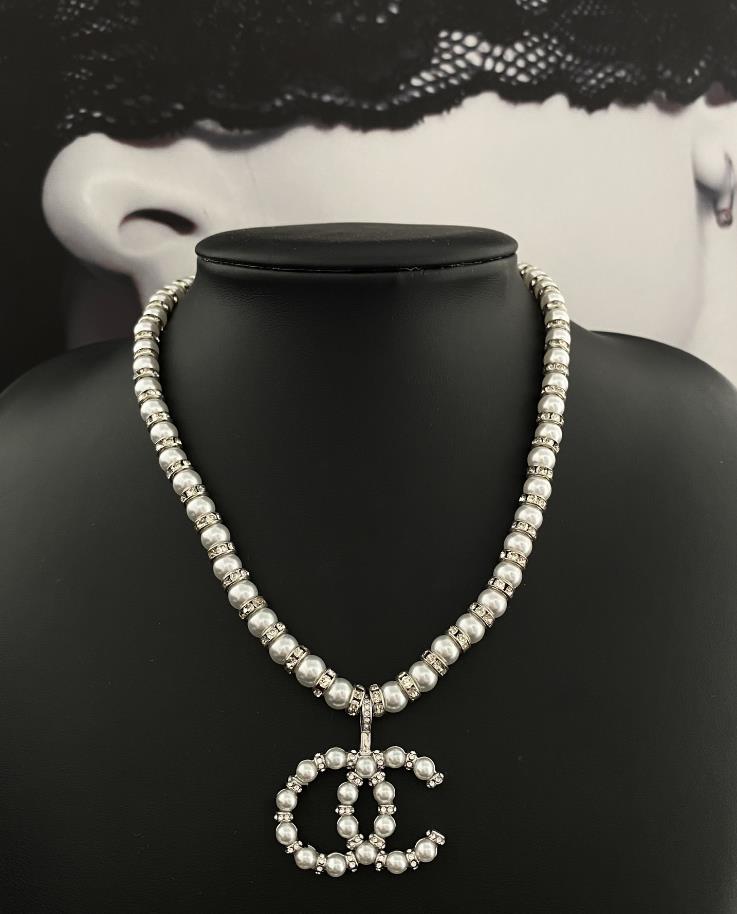 New full diamond pearl inlaid letter neckchain Necklace in spring and summer, heavy industry and exquisite design
New full diamond pearl inlaid letter neckchain Necklace in spring and summer, heavy industry and exquisite design
