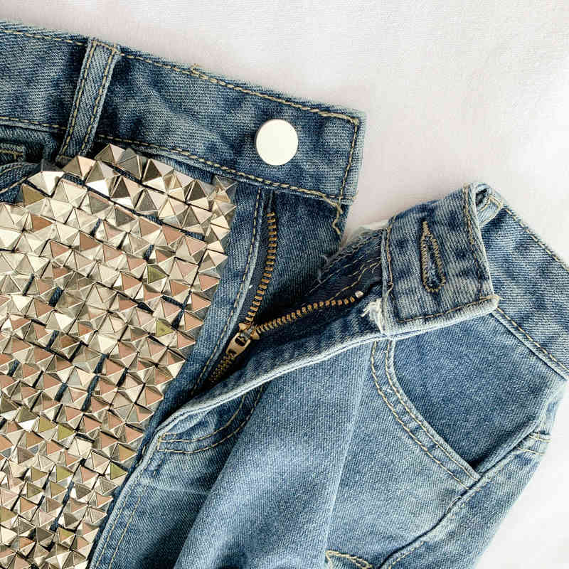 [EWQ] Spring Summer New Studded Raw Fringed Wide-leg Shorts High Waist Hot Rivet All-amtch Black Denim Short QV664 210423
