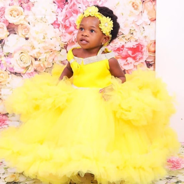 2021 Yellow Crystals Flower Girl Dresses Ball Gown Tulle Tiers Spaghetti Lilttle Kids Birthday Pageant Weddding Gowns ZJ677