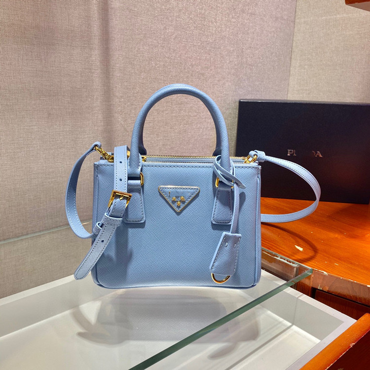 P family killer bag triangular cross grain cowhide one shoulder detachable shoulder strap Mini women's hand messenger bag
P family killer bag triangular cross grain cowhide one shoulder detachable shoulder strap Mini women's hand messenger bag