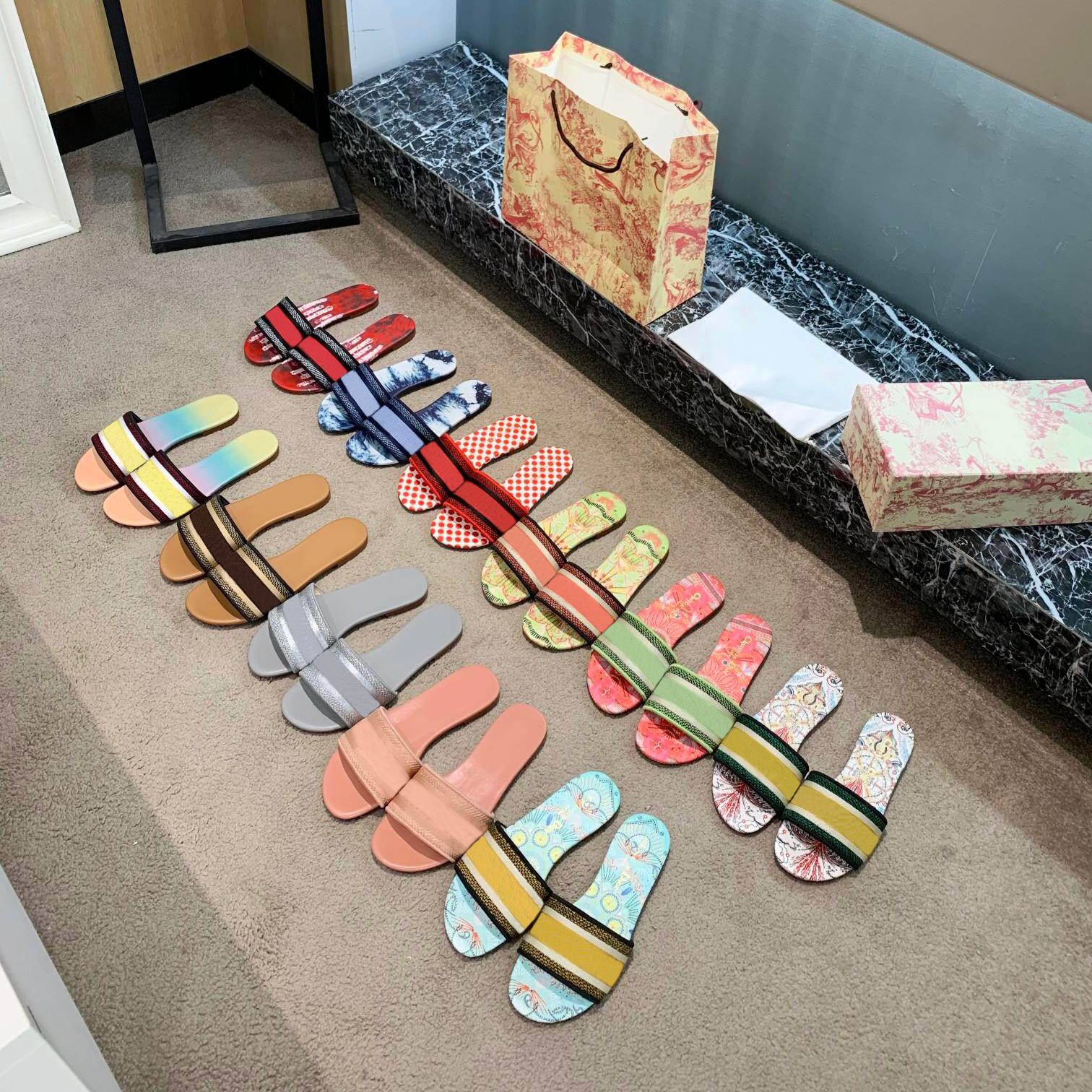 Desiner Women Slippers Embroidery Sandals Flip Flops Striped Beach Genuine Leather Slipper With Box Top Quality Q-261, Not link product;not choose the option
Desiner Women Slippers Embroidery Sandals Flip Flops Striped Beach Genuine Leather Slipper With Box Top Quality Q-261, Not link product;not choose the option