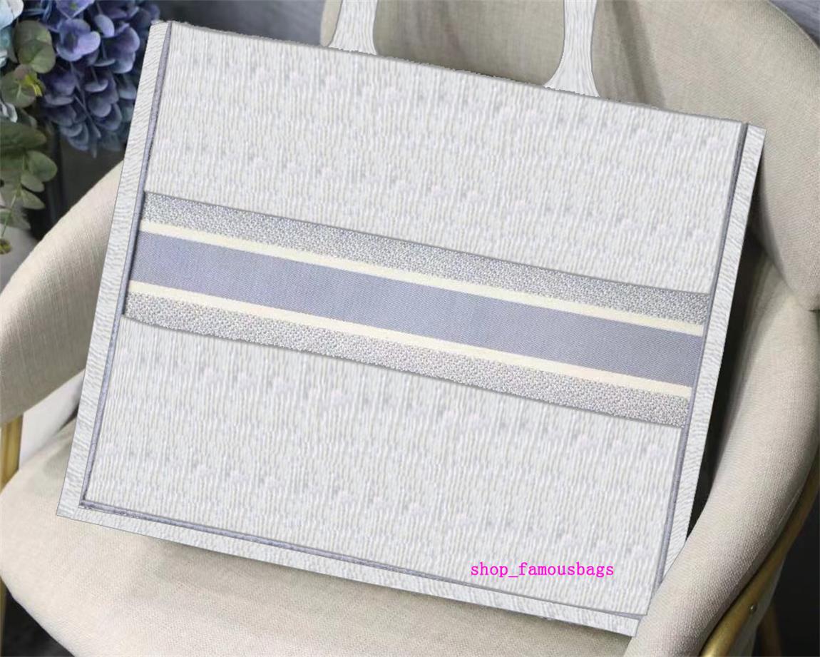2021 hot selling large size shopping bag brand high quality trendy embroidered handbag ladies shopping bag classic large size shoulder bag
2021 hot selling large size shopping bag brand high quality trendy embroidered handbag ladies shopping bag classic large size shoulder bag