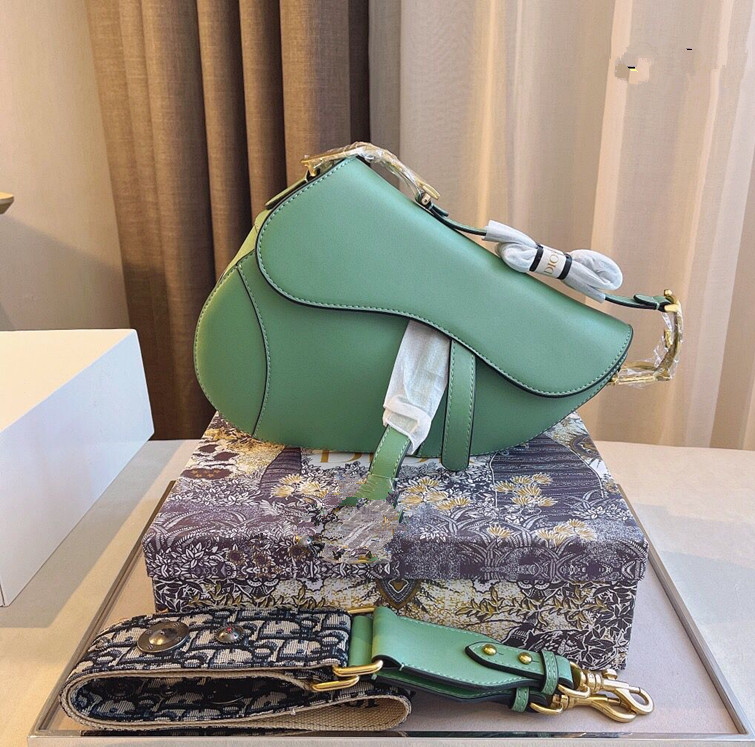 2021Handbag Saddle bag Top quality Genuine Leather With shoulder strap Purse Metal pendant Shoulder bags women Crossbody bag Cowhide handbag, Black
2021Handbag Saddle bag Top quality Genuine Leather With shoulder strap Purse Metal pendant Shoulder bags women Crossbody bag Cowhide handbag, Black