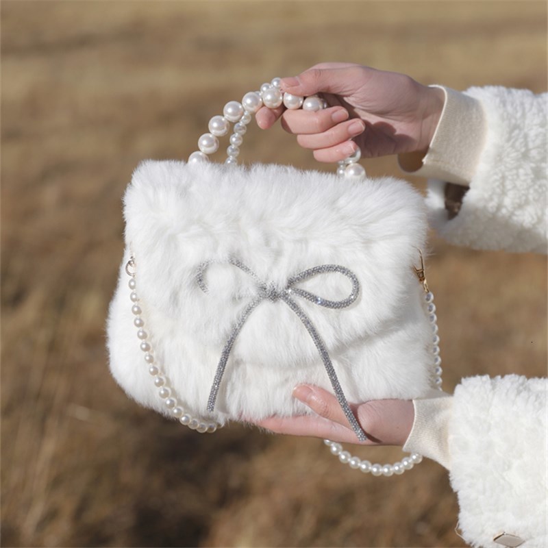 Evening Bags Diamond-studded bowknot rabbit hair pearl fur bag 2021 winter fashion single shoulder messenger female small square U, White
Evening Bags Diamond-studded bowknot rabbit hair pearl fur bag 2021 winter fashion single shoulder messenger female small square U, White
