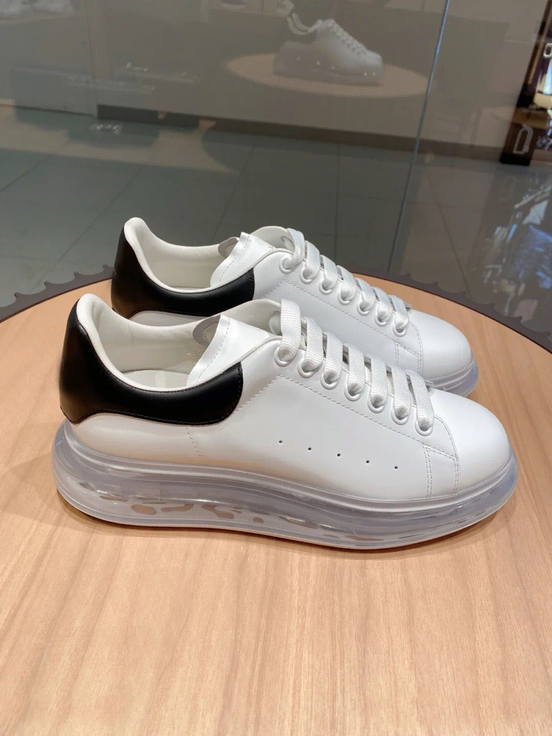 Couple Casual Shoes white leather sneaker luxury design Men's Womens Nappa leathers Comfort sneakers Low top lace up flats Platform Height increasing trainers 35-46
Couple Casual Shoes white leather sneaker luxury design Men's Womens Nappa leathers Comfort sneakers Low top lace up flats Platform Height increasing trainers 35-46