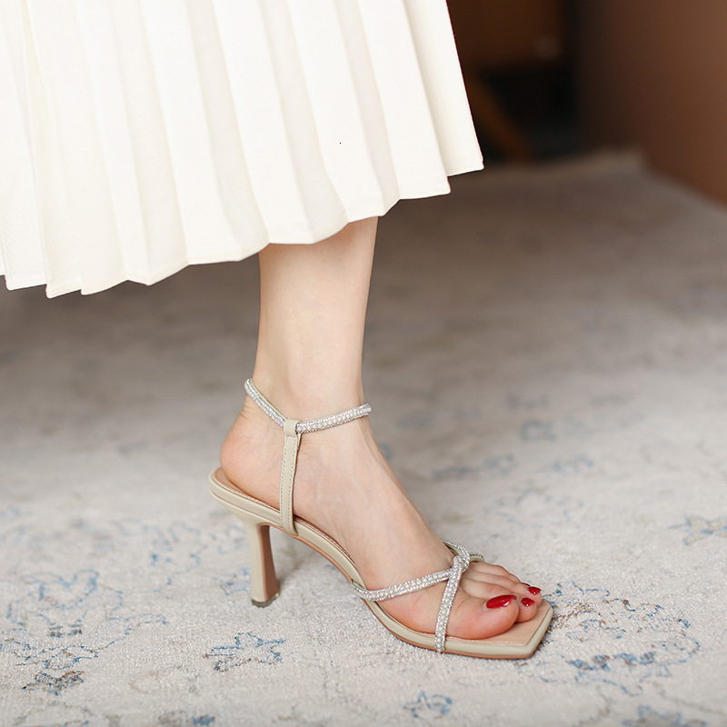 Sandals 826-22 Roman sandals with ribbon and diamond, fairy dress, summer temperament, thin heel, girl's high heels 3VON, 1# shoe box
Sandals 826-22 Roman sandals with ribbon and diamond, fairy dress, summer temperament, thin heel, girl's high heels 3VON, 1# shoe box