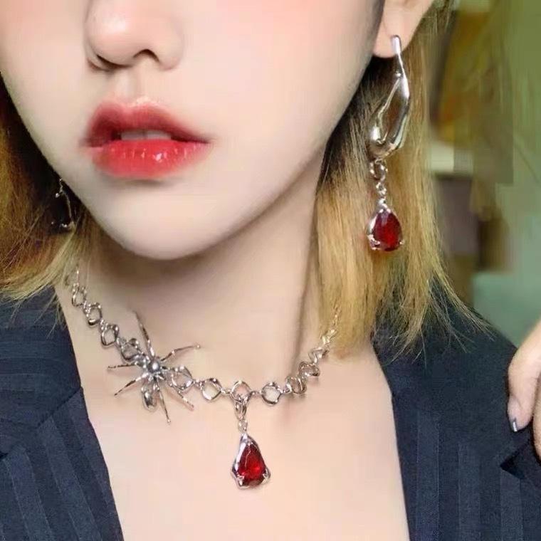 Pendant Necklaces Spider Blood Drop Twisted Red Zircon Animal Items Ladies Light Luxury 2022 Fashion Trend Collarbone Chain Jewelry
Pendant Necklaces Spider Blood Drop Twisted Red Zircon Animal Items Ladies Light Luxury 2022 Fashion Trend Collarbone Chain Jewelry