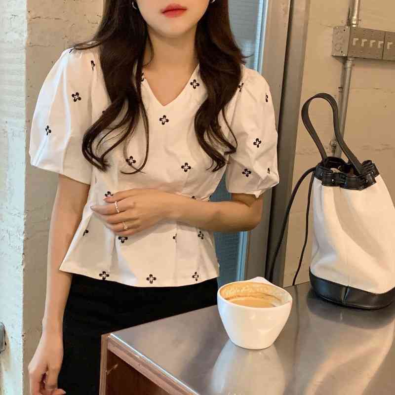 White V Neck Puff Sleeve Floral Embroidery Blouse Women Fashion Sweet Chic Korean Summer Slim Waist Temperament Short Top 210429