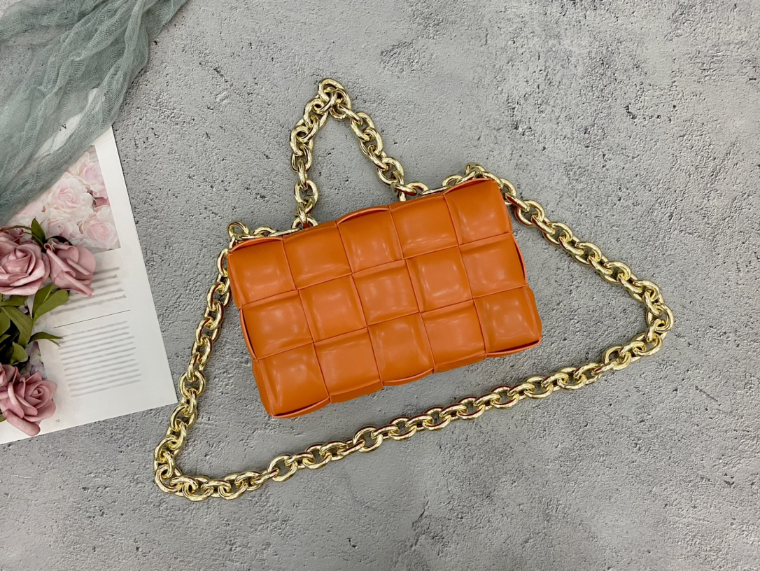 2022 Bag vian women cassette small square bag chain strap portable messenger pillow hand woven cow leather, No bag
2022 Bag vian women cassette small square bag chain strap portable messenger pillow hand woven cow leather, No bag