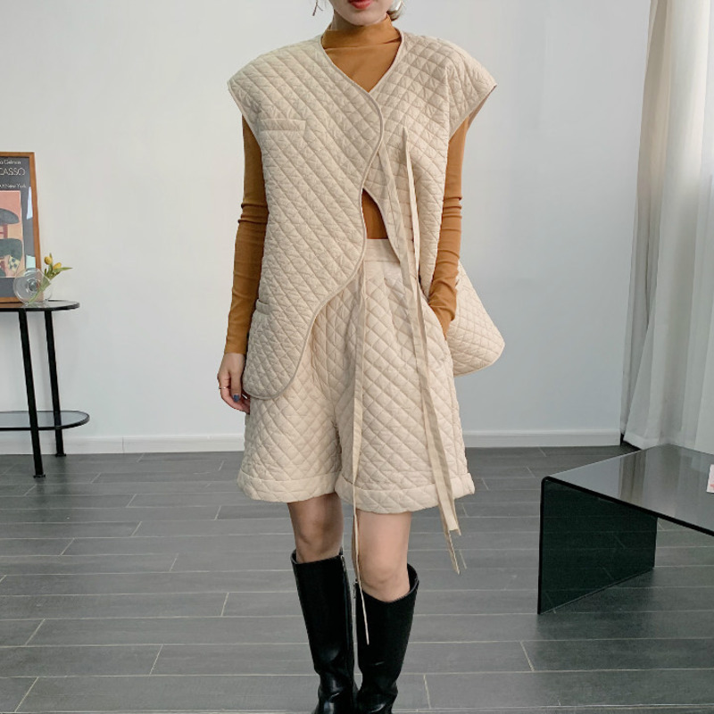 Personality Argyle Cotton Padded Lace Up Sleeveless Waistcoat And Shorts Two Piece Sets For Women In Spring 210427