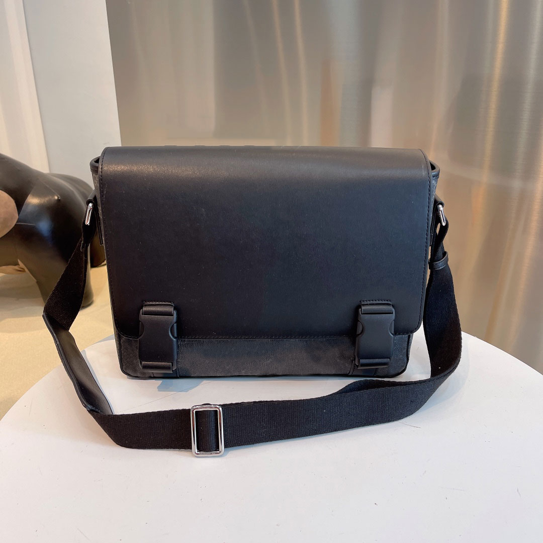 top quality Classic fashion men messenger bags designer cross body school bookbag should with dust bag
top quality Classic fashion men messenger bags designer cross body school bookbag should with dust bag