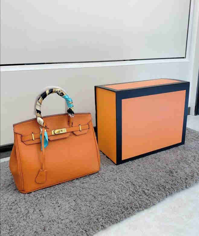 Womens Bag Tote High-Quality Luxury Designer Bags Genuine Leather Handbag Cowhide pochette women clutch With silk scarf, Card brown grid
Womens Bag Tote High-Quality Luxury Designer Bags Genuine Leather Handbag Cowhide pochette women clutch With silk scarf, Card brown grid