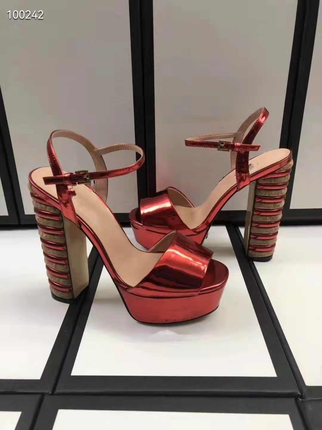 Luxury Designer Sandals Women sandals waterproof platform high leather personality runway design thick heel double Heels Designerankle strap accessories, Silver
Luxury Designer Sandals Women sandals waterproof platform high leather personality runway design thick heel double Heels Designerankle strap accessories, Silver