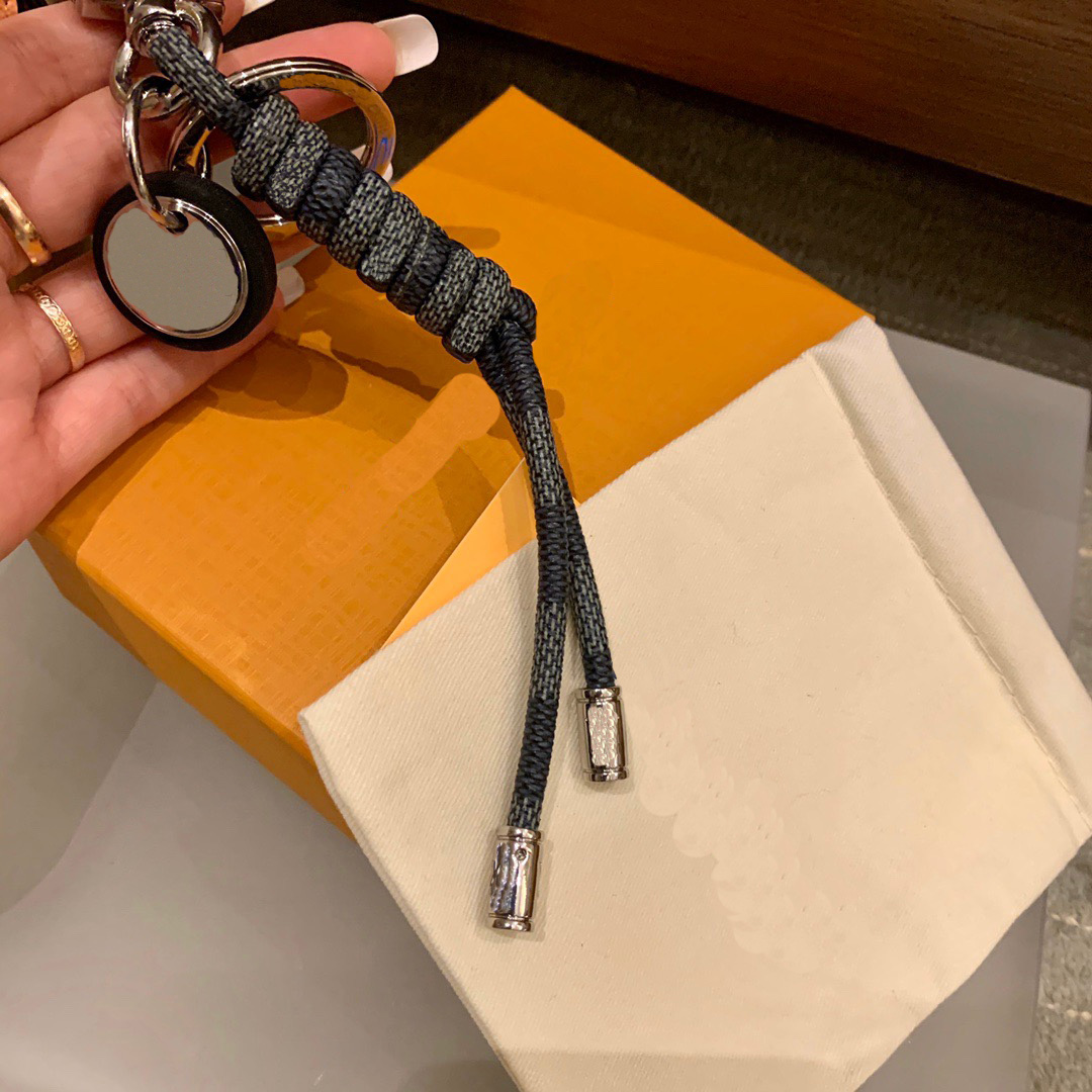 Designer Unisex Fashion Rope Letter Key Chain Accessories Key Ring Letter Luxury Pattern Car Keychain Jewelry Gifts Cell Phone Straps Charms With Box
Designer Unisex Fashion Rope Letter Key Chain Accessories Key Ring Letter Luxury Pattern Car Keychain Jewelry Gifts Cell Phone Straps Charms With Box