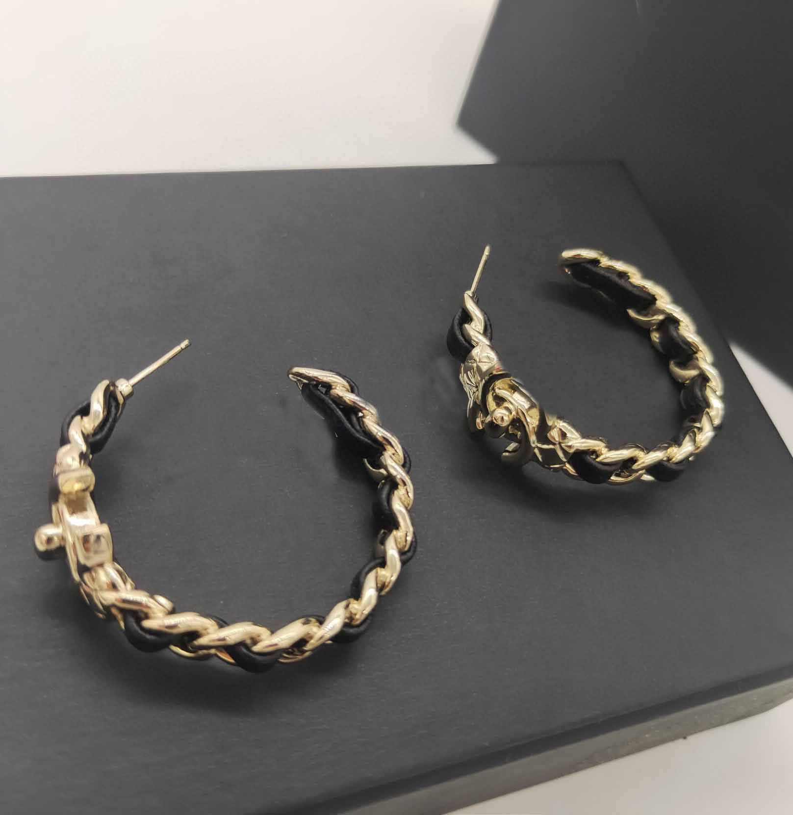 Top quality half round shape with genuine leather drop earring in 18k gold plated for women wedding jewelry gift have box stamp PS3163A
Top quality half round shape with genuine leather drop earring in 18k gold plated for women wedding jewelry gift have box stamp PS3163A