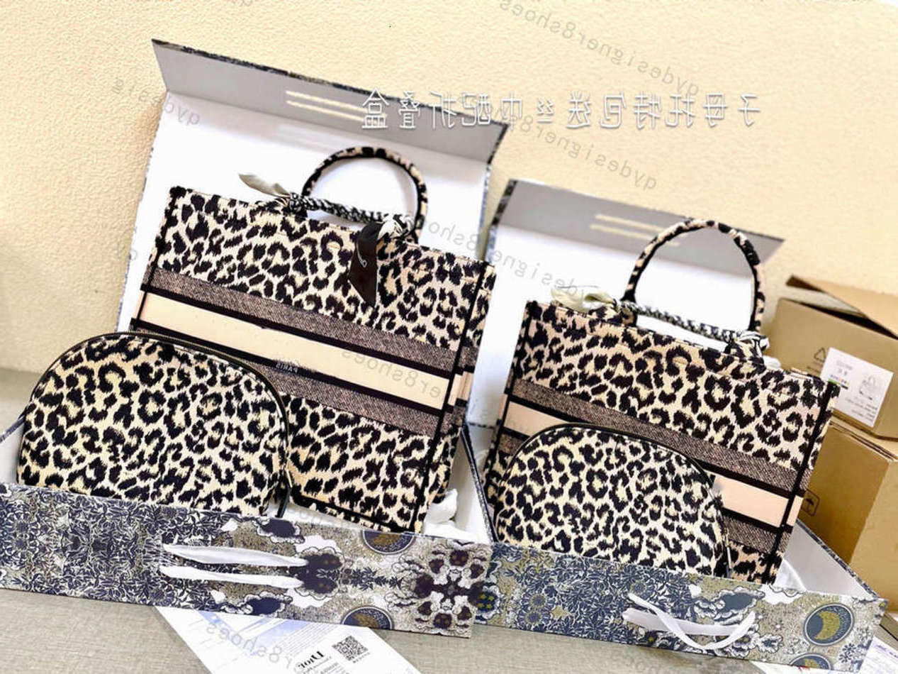 Medium large folding gift box with silk scarf cosmetic embroidery mother shopping brown handbag, For transportation
Medium large folding gift box with silk scarf cosmetic embroidery mother shopping brown handbag, For transportation