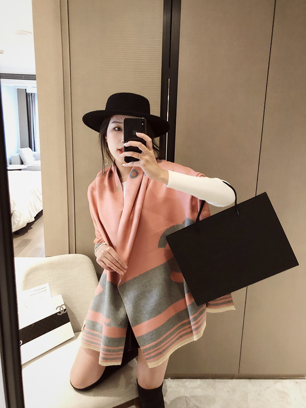 2021 designer brand cashmere scarf color matching fashion shawl embroidery letter size 180*65 without box
2021 designer brand cashmere scarf color matching fashion shawl embroidery letter size 180*65 without box